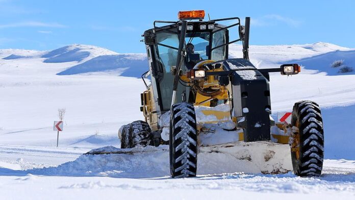Çocukken gördüğü greyderle iş makinelerine merak sardı…